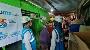 PLN UP3 Bekasi Bantu Sambung Listrik 32 Kelurga Miskin