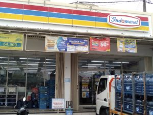 Spanduk Parkir Gratis di Indomaret Bekasi Diturunkan