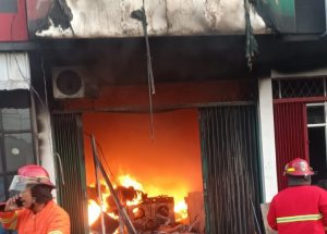 Korsleting Listrik, Laundry di Bekasi Selatan Habis Dilalap Si Jago Merah