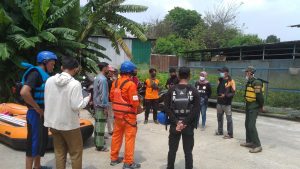 Nyebur ke Kali Bekasi karena Ada Polisi Razia Tawuran