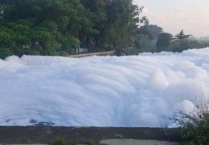 Pagi Ini Kali Rasmi Masih “Bersalju”, Warga: Tambah Banyak