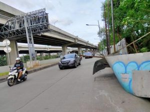 Pemotor Nyaris Tertusuk Besi Pagar di Kalimalang