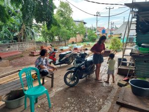 Kisah Sekeluarga Tinggal di Antara Ratusan Makam di Tambun