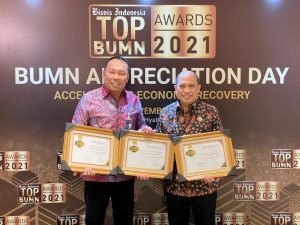Dua Direksi Jasa Raharja Raih Penghargaan TOP BUMN Awards 2021