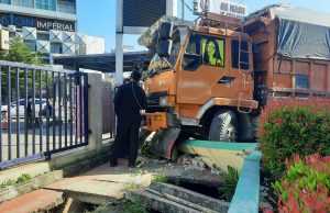 Truk Muatan Pasir Alami Kecelakaan di Jalan Ahmad Yani