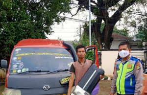 Polisi Tindak Angkot Pakai Lampu Rotator di Cikarang