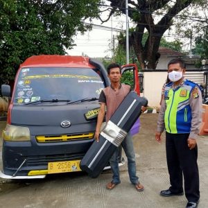 Polisi Tindak Angkot Pakai Lampu Rotator di Cikarang