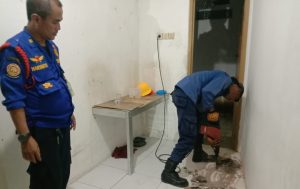 Ular Sanca 4 Meter Dievakuasi dari Saluran Kamar Mandi Warga Bekasi Timur
