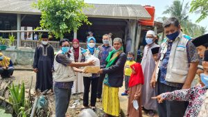 PLN UP3 Bekasi Salurkan Bantuan Hewan Ternak ke Pesantren Fastabiqul Khoirot