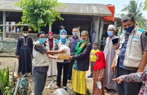 PLN UP3 Bekasi Salurkan Bantuan Hewan Ternak ke Pesantren Fastabiqul Khoirot