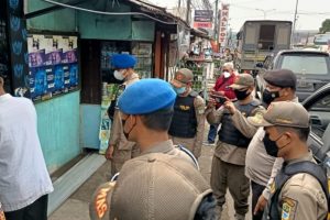Petugas Gabungan Tertibkan Atribut Ormas di Cikarang