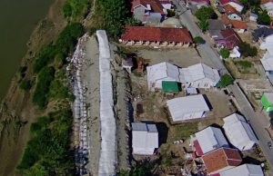 Belasan Rumah Warga dan MTs di Kabupaten Bekasi Direlokasi Dampak Perbaikan Tanggul Citarum tanggul citarum kabupaten bekasi