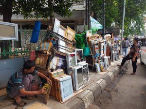 Menengok Pedagang Figura Generasi ke Dua di Pasar Proyek Bekasi