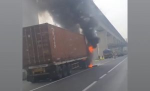 Truk Kontainer Terbakar di Tol Jakarta-Cikampek Bekasi Timur