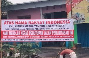 Muncul Spanduk Penolakan Penutupan Perlintasan Kereta di Tambun