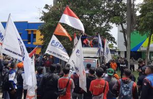 Buruh di Kabupaten Bekasi Demonstrasi, Ini Tuntutannya buruh kabupaten bekasi