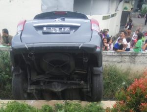 Mobil Terperosok ke Kali di Bulak Kapal, Tidak Ada Korban