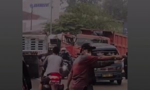Info Kecelakaan di Jalan Narogong: Truk Kontainer dengan Truk Sampah