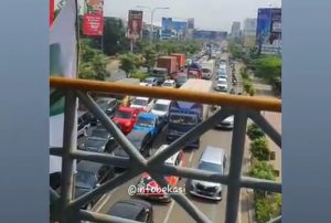 Video: Lalin Jalan Ahmad Yani Bekasi Padat