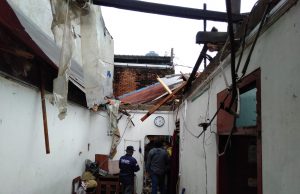Rumah Ambruk Diterjang Angin Kencang di Bekasi