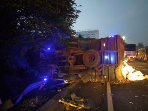 Kronologi Kecelakaan 2 Truk dan 1 Bus di Tol Jatiasih
