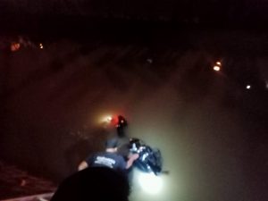 Damkar Evakuasi Sepeda Motor Nyemplung di Harapan Indah