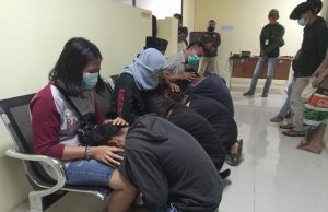 Terjaring Razia Tawuran, Belasan Remaja Tanggung Disuruh Sungkem Lalu Dipulangkan