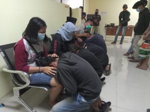 Terjaring Razia Tawuran, Belasan Remaja Tanggung Disuruh Sungkem Lalu Dipulangkan