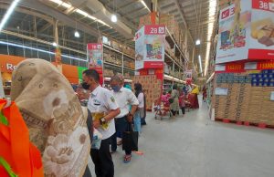 Antre Minyak Goreng di Bekasi: Dari Emak-emak Hingga Pegawai Pemerintah