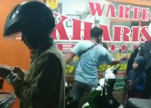 Mobil Seruduk Warteg Kharisma Bahari di Cikarang