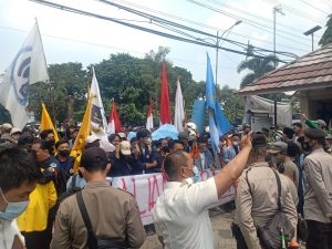 Temui Demonstran, Ketua DPRD Kota Bekasi Sepakat dengan Tuntutan Mahasiswa