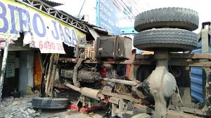 Truk Kontaianer Terguling di FO Kranji, Tabrak Warung