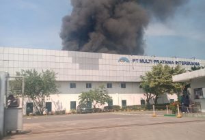 Breakingnews: Terjadi Kebakaran Pabrik di Cikarang