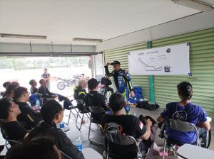 Pacu Adrenalin Ala Komunitas Yamaha bLU cRU School & Riding Experience di Sirkuit Sentul