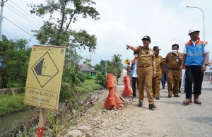 Tinjau GT Gabus, Pj Bupati Bekasi : Jalan Haji Nausan Perlu Diperlebar