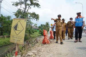 Tinjau GT Gabus, Pj Bupati Bekasi : Jalan Haji Nausan Perlu Diperlebar
