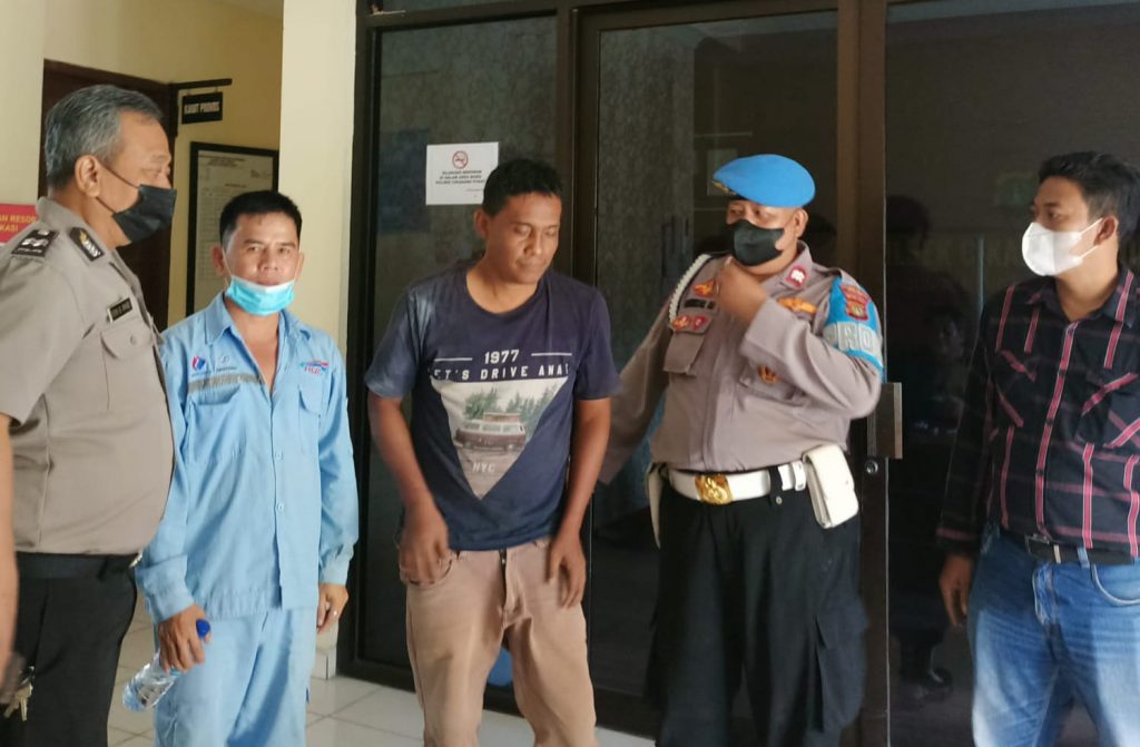 pencuri besi proyek