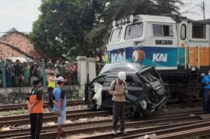 Update Mobil Tertabrak Kereta di Tambun: Satu Dilaporkan Tutup Usia