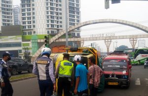 Kronologi Truk Muatan Semen Terguling di Bekasi Timur