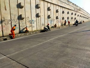 Satpol PP Diturunkan Memburu Pembuang Sampah di Underpass Tambun