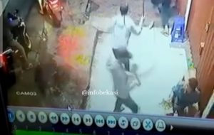 Video: Sedang Makan Nasi Goreng Dihampiri Pria Bersenjata