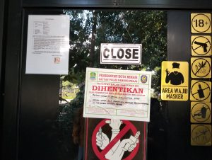 Satpol PP Kota Bekasi Segel Holywings di Summarecon Bekasi