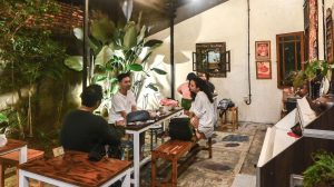 Ngopi di Sini Wajib Pakai Batik, Lokasi di Pondok Gede