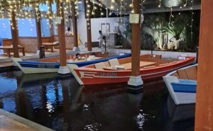 Sensasi Makan di Atas Kapal Dikelilingi Ikan Koi Besar