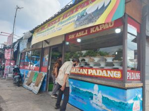 Rumah Makan Asli Kapau Paling Hits di Bulak Kapal