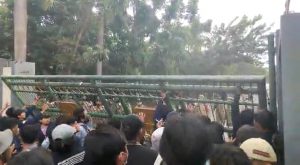 Demo Ricuh, Gerbang Pemkab Bekasi Dirobohkan Mahasiswa