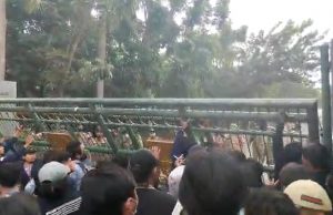 Demo Ricuh, Gerbang Pemkab Bekasi Dirobohkan Mahasiswa demo mahasiswa