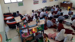 Murid SD di Kabupaten Bekasi Belajar di Lantai, Ini Tanggapan Kadisdik