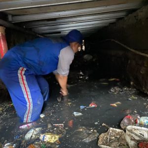 Potret Tim Pematusan Bekasi Bersihkan Sampah di Gorong-gorong