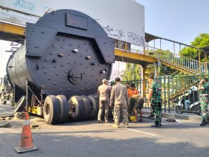 Kronologi Truk Muatan Mesin Batu Bara Nyangkut di JPO Bekasi